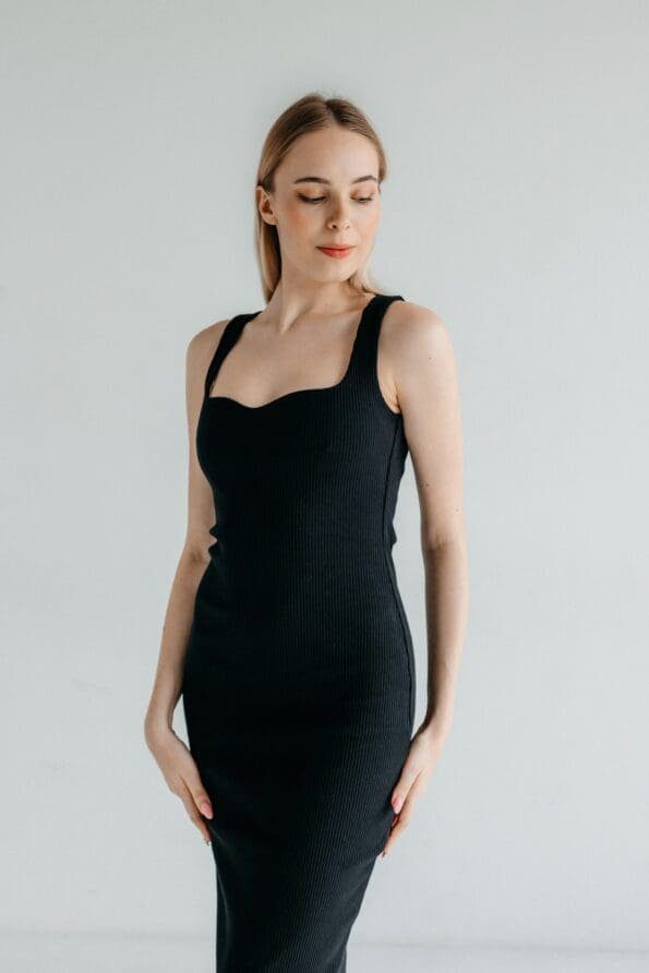 Sukienka heartneck z szerokimi ramiączkami | AURORA