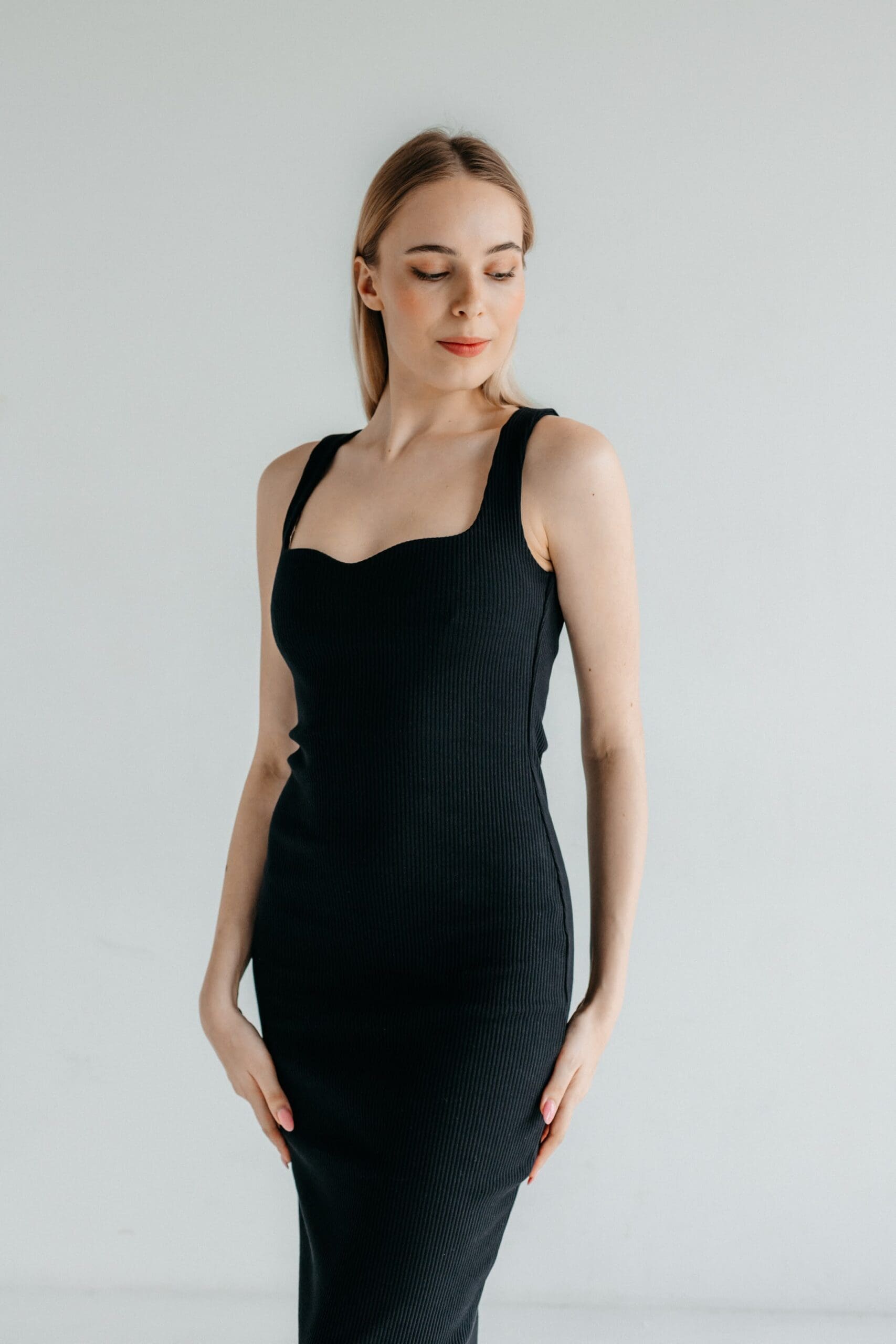 sukienka z dekoltem w serce