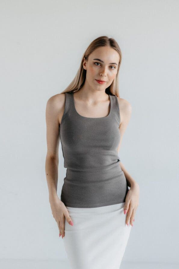 Top z dzianiny prążkowanej z okrągłym dekoltem | TRINE