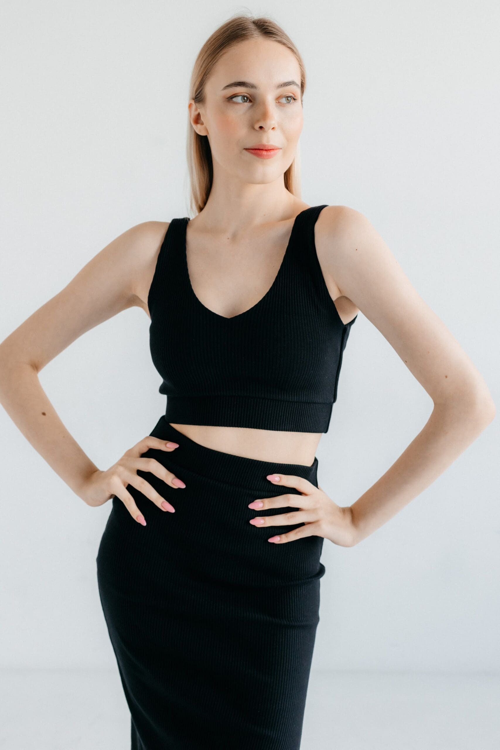 Krótki top V-neck na ramiączkach | KARI
