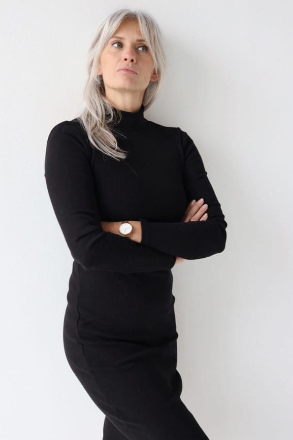 Sukienka longsleeve z półgolfem i dekoltem V | SYNNE