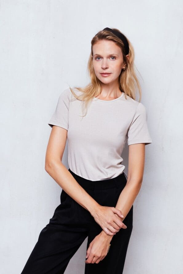 T-shirt z wysokim dekoltem z wiskozy | RENEE