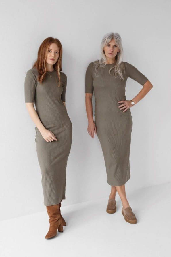 Sukienka midi z wysokim dekoltem i rękawkiem do łokcia  | MILEY