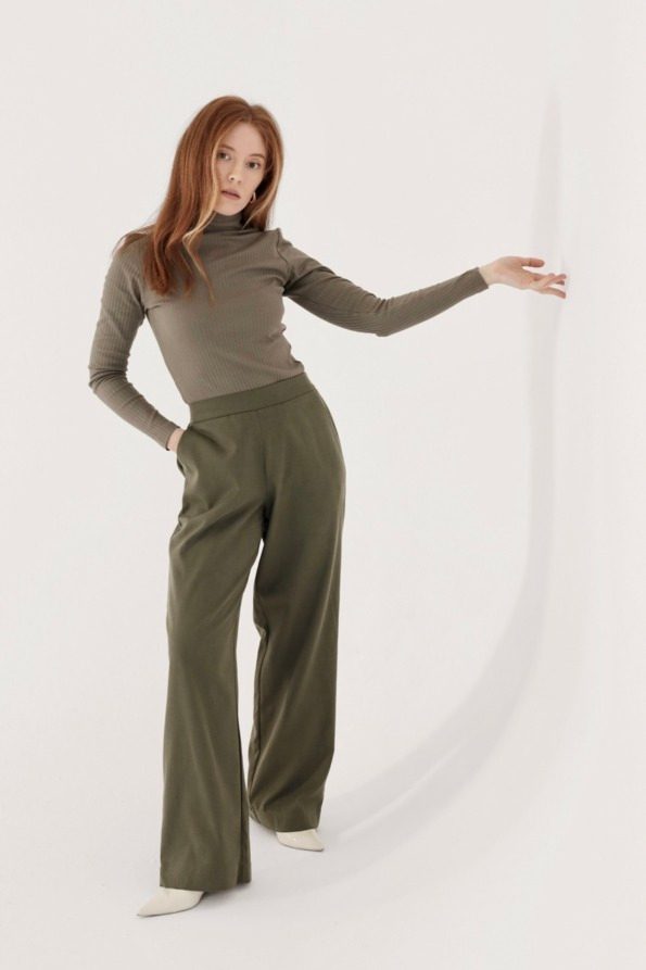 Spodnie z szerokimi nogawkami typu regular | MARISOL