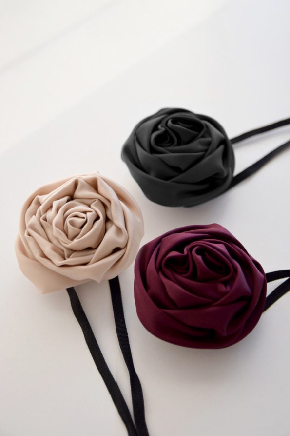 Róża z wiskozy satynowej na delikatnej wstążce | HARLOW