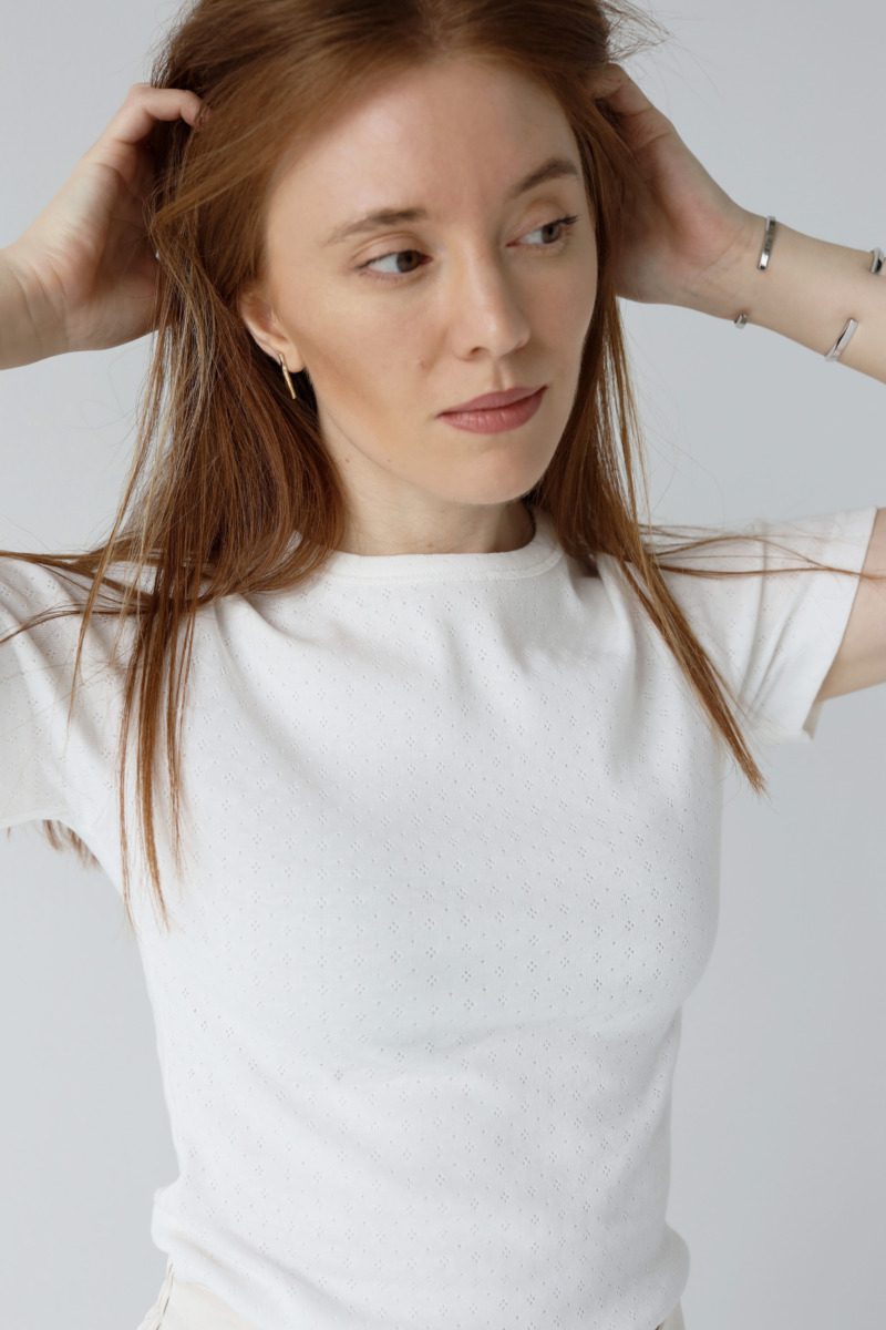 Ażurowy t-shirt o dopasowanej formie | MAISIE